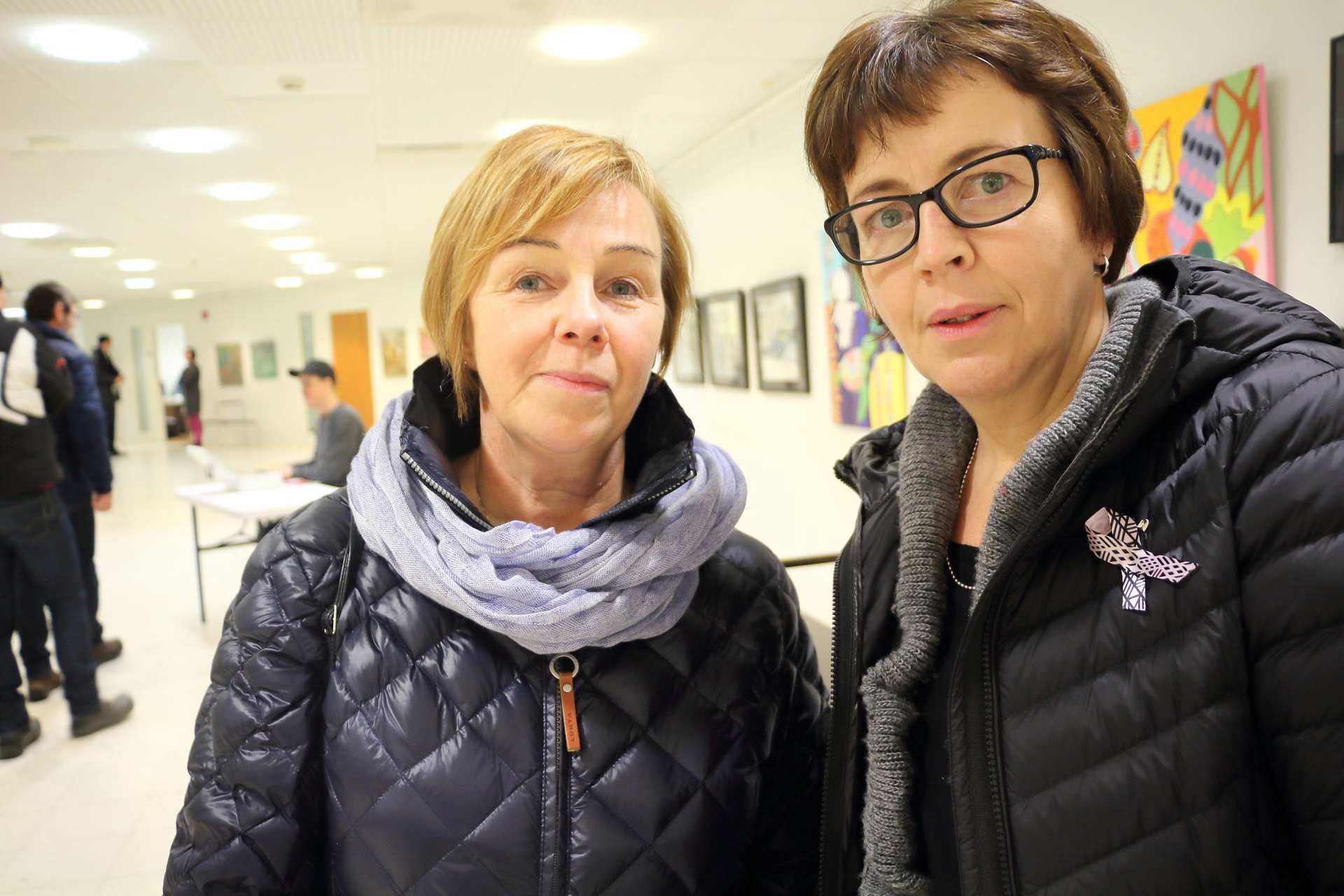 Minna Silvola ja Eliisa Vetoniemi ovat sotasukupolven jälkeläisiä. Sodan kauhut ovat siirtyneet heidän muistiinsa vanhempien sukupolven kautta.