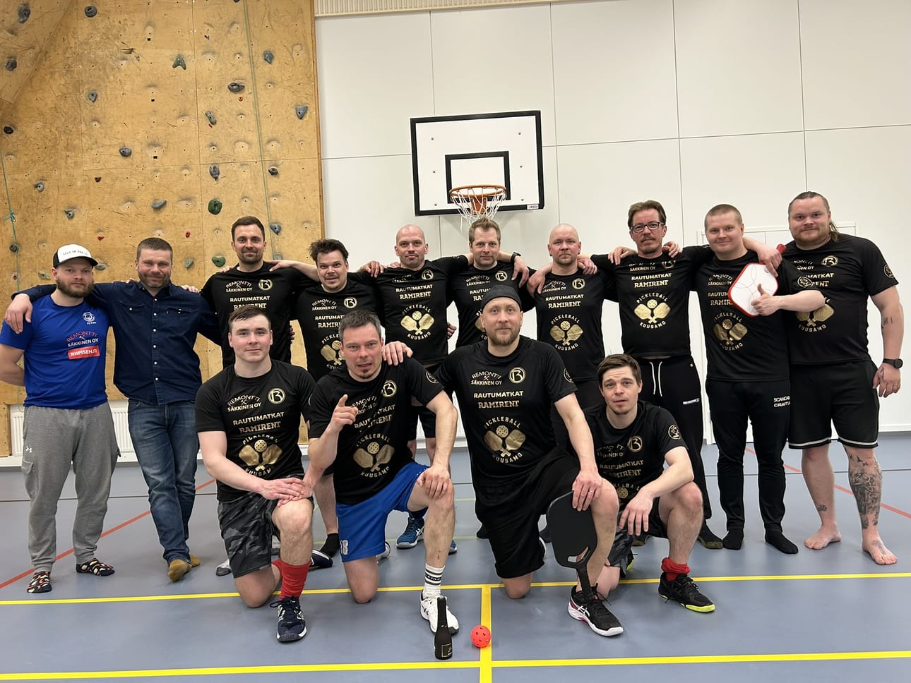 Kuusamon pickleball -mestaruus ratkaistiin lauantaina pelatussa turnauksessa. Eturivissä finaalissa pelanneet Johannes Pitkänen (vas.), Kari-Pekka Määttä, Anselmi Pitkänen ja Lari-Pekka Ollila.