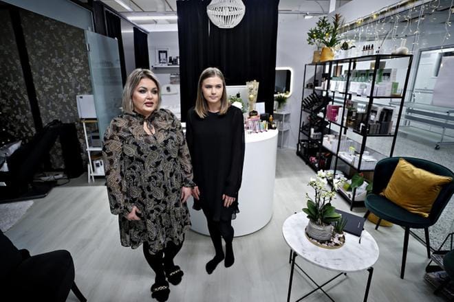 Hanna Palomäki sanoo, että hän ja tytär Camilla muistuttavat paljon toisiaan. Käsialakin on kuulemma samanlainen. KUVAT: TOMI KOSONEN