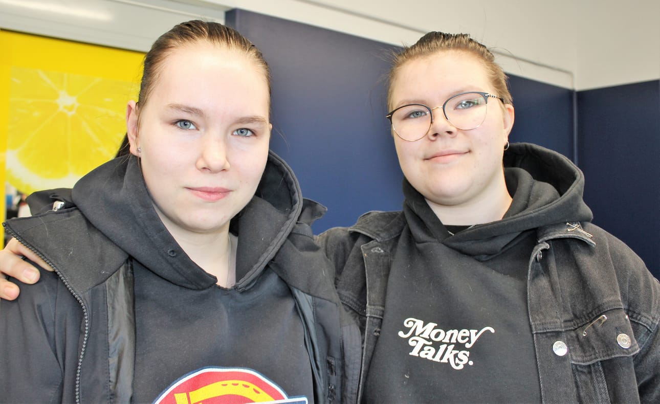 Ronja Halkola valmistuu kokiksi tänä keväänä. Hänen sisarensa Inka opiskelee kuvallisen ilmaisun tuottajaksi ensimmäistä vuotta.
