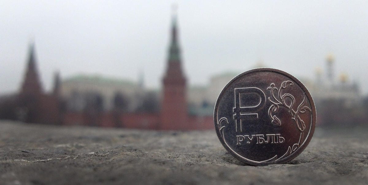 Esimerkiksi ruplan kurssi on sukeltanut jyrkästi. LEHTIKUVA/AFP