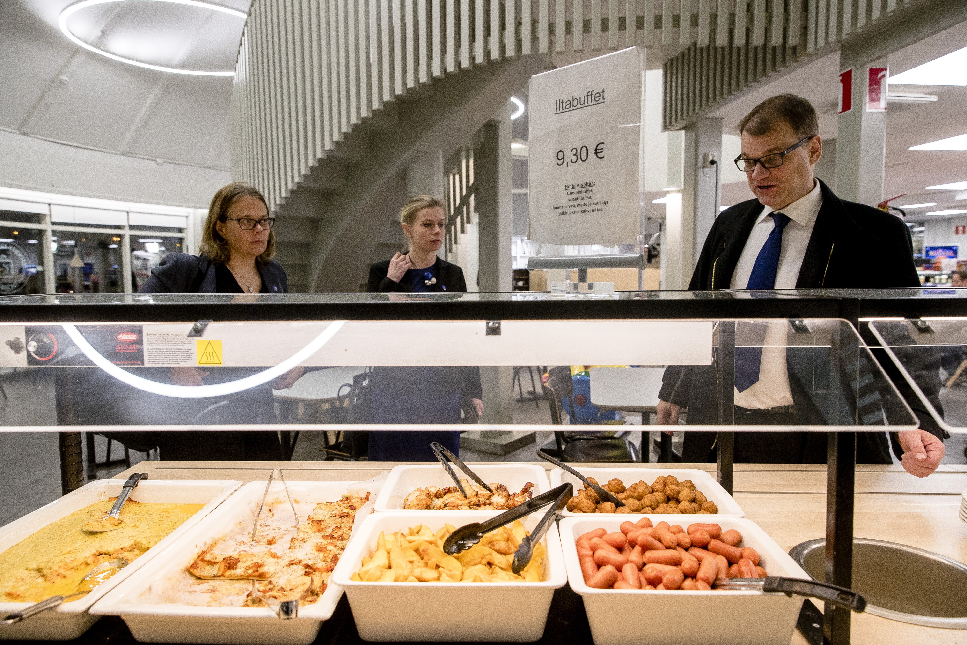 Suomen ykköspoliitikko matkustaa vaatimattomasti. Paluumatkalla Lahdesta kotiin ruokaseurana ovat valtioneuvoston kansliasta EU-asioiden viestintäpäällikkö Anne Sjöholm ja erityisavustaja Riikka Pakarinen. KUVA: Joel Maisalmi