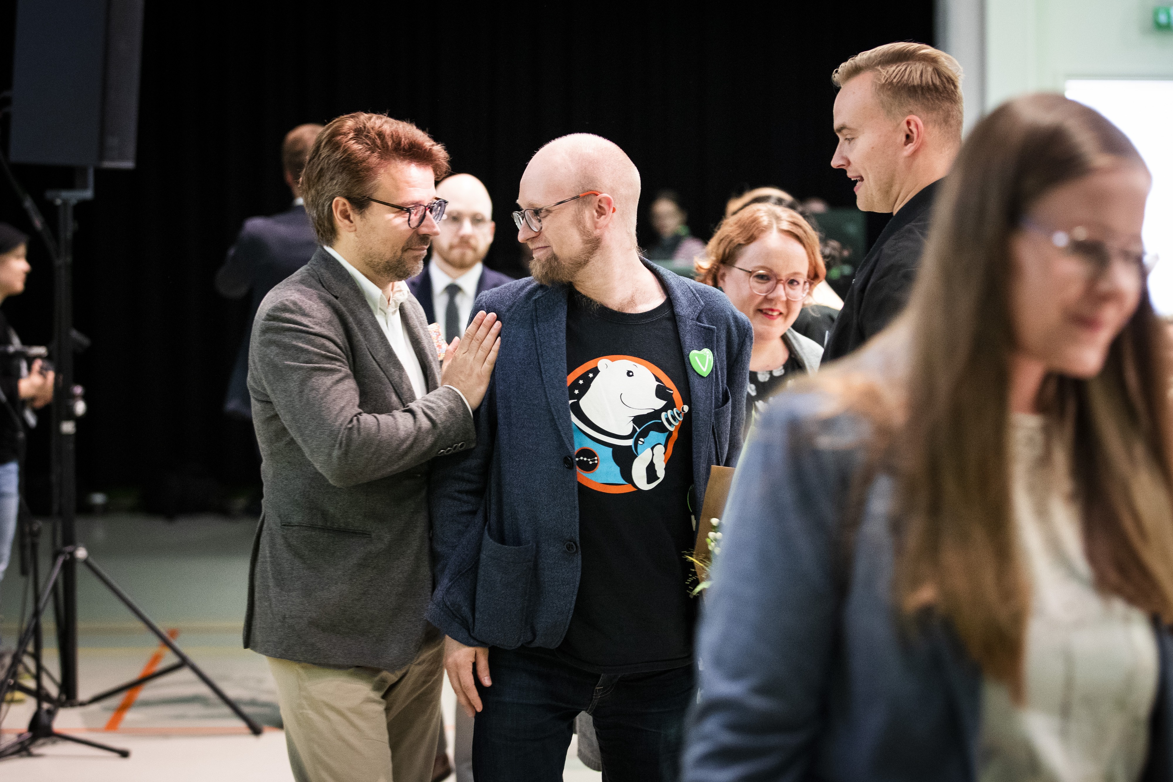 Onneksi olkoon. Uusi puoluesihteeri Veli Liikanen sai onnittelut muun muassa entiseltä puheenjohtajalta ja nykyiseltä europarlamentaarikolta Ville Niinistöltä. Edellisen setä on Erkki Liikanen ja jälkimmäisen Sauli Niinistö.