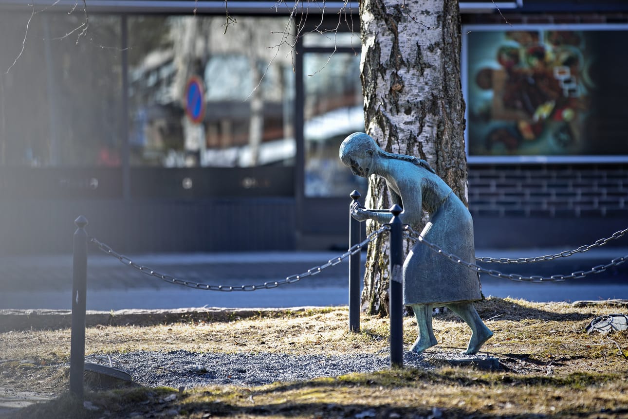 Paimentyttö-patsaan edessä ollut vesiallas on poistettu ja tilalla on soraa.
