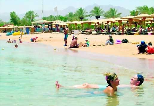 Rohkeat jäivät. Sharm El-Sheikhin rannoilla on ollut viime viikkoina normaalia hiljaisempaa, vaikka osa turisteista on jatkanutkin lomailuaan lähes normaaliin tapaan kolmen viikon takaisesta pommi-iskusta huolimatta.