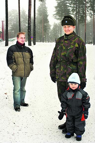 Jenni ja kaksi Heikkiä. Alokas Jenni Vetoniemellä on ollut ikävä poikaystäväänsä Niemen Heikkiä (vas.) ja pikkuveljeäään Vetoniemen Heikkiä.