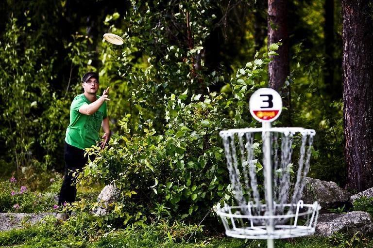 Frisbeegolfin ideana on päästä peliväylän loppuun mahdollisimman vähin heitoin. Alastaipaleen DiscGolfParkissa väyliä on yhdeksän. Arkistokuva.