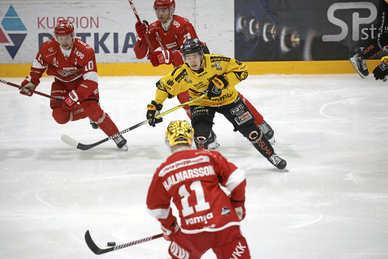 Oliver Kapanen teki KalPan voittomaalin. Simon Hjalmarsson palasi Sportin kokoonpanoon.