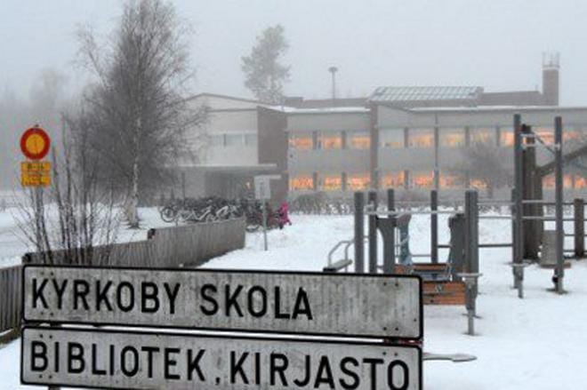 Pedersören kunta vaihtoi Kyrkobyn koulun nimeä viime kesänä. Uudeksi nimeksi tuli Sandsundin koulu. Vuoden kuluttua alkaa uuden koulun rakentaminen. KUVA: PENTTI HÖRI