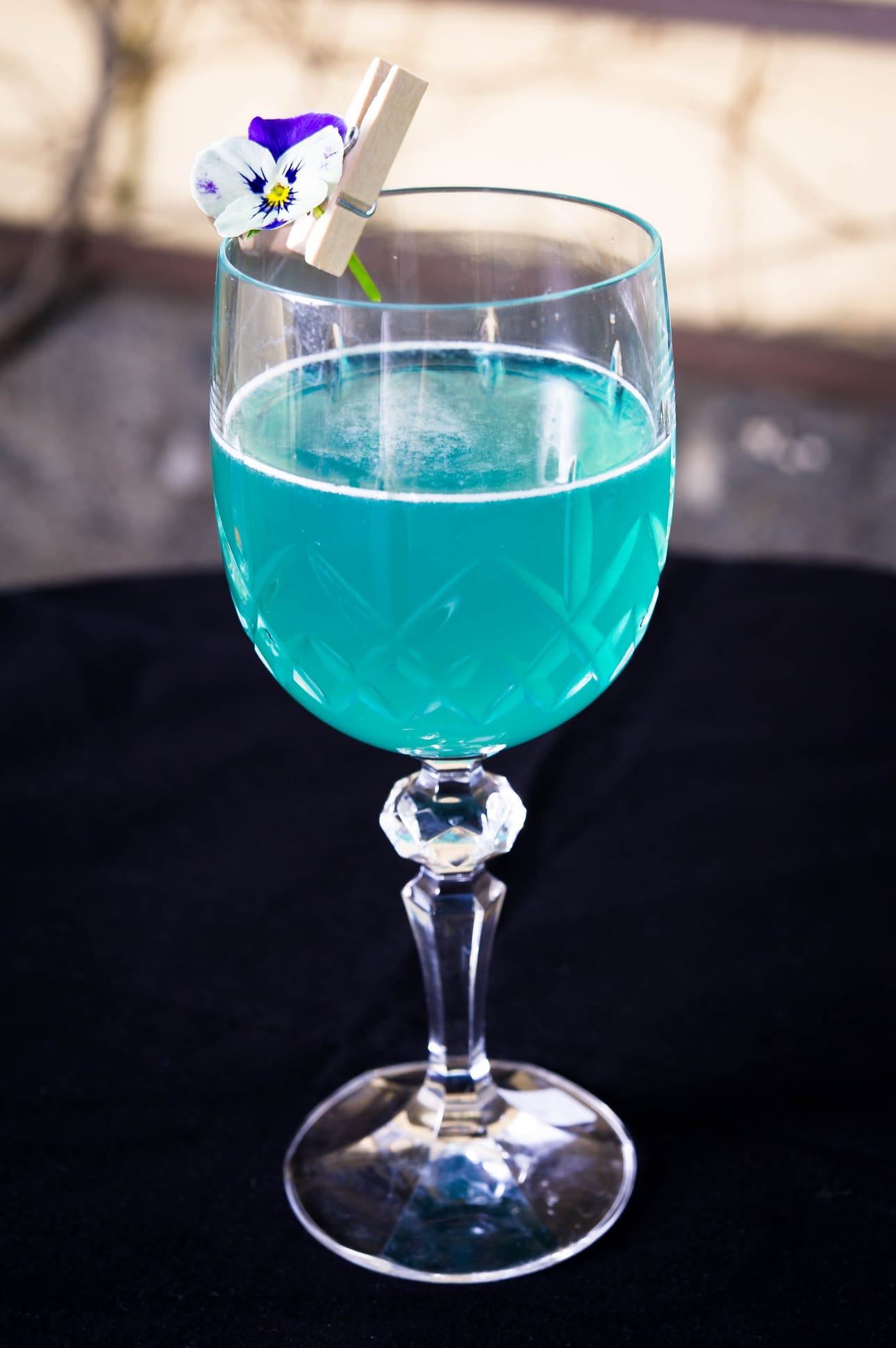 Homoja Oulusta -drinkki koristellaan syötävällä kukalla.