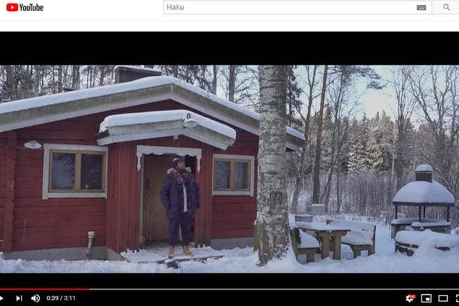 Hassan Maikal tekee musiikkia ja videoita. Kuvakaappaus YouTubesta videosta Maan tavalla.