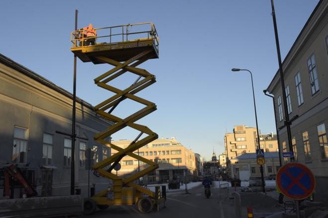 Pietarsaaren jouluvalojen tolppiin hitsattiin puolentoista metrin jatkopalat. KUVA: TAPIO LEHTINEN