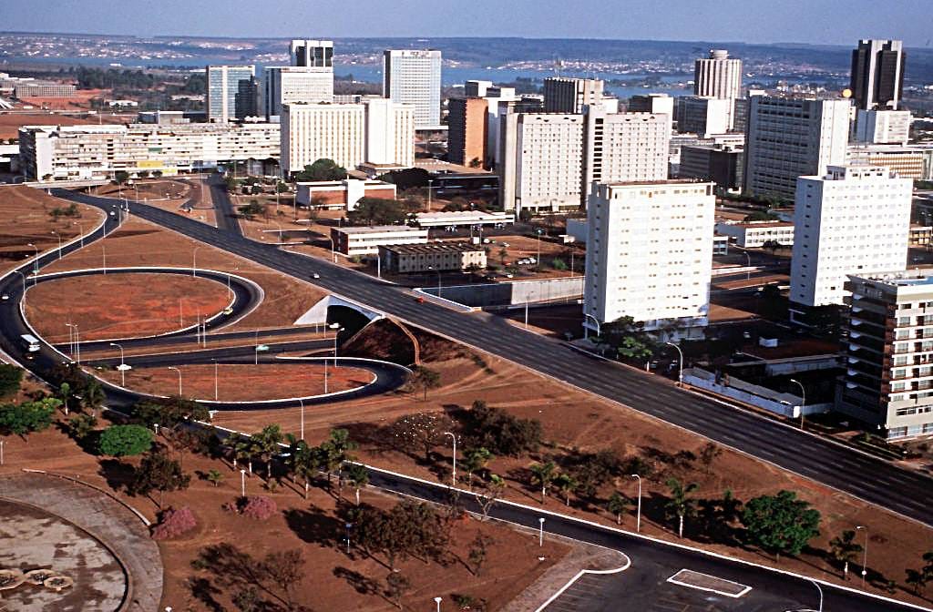 Brasilian uusi pääkaupunki Brasilia rakennettiin lentokoneen muotoiseksi, minkä piti kuvastaa koko maan lentoon lähdön tunnelmaa 1960-luvulle tultaessa.