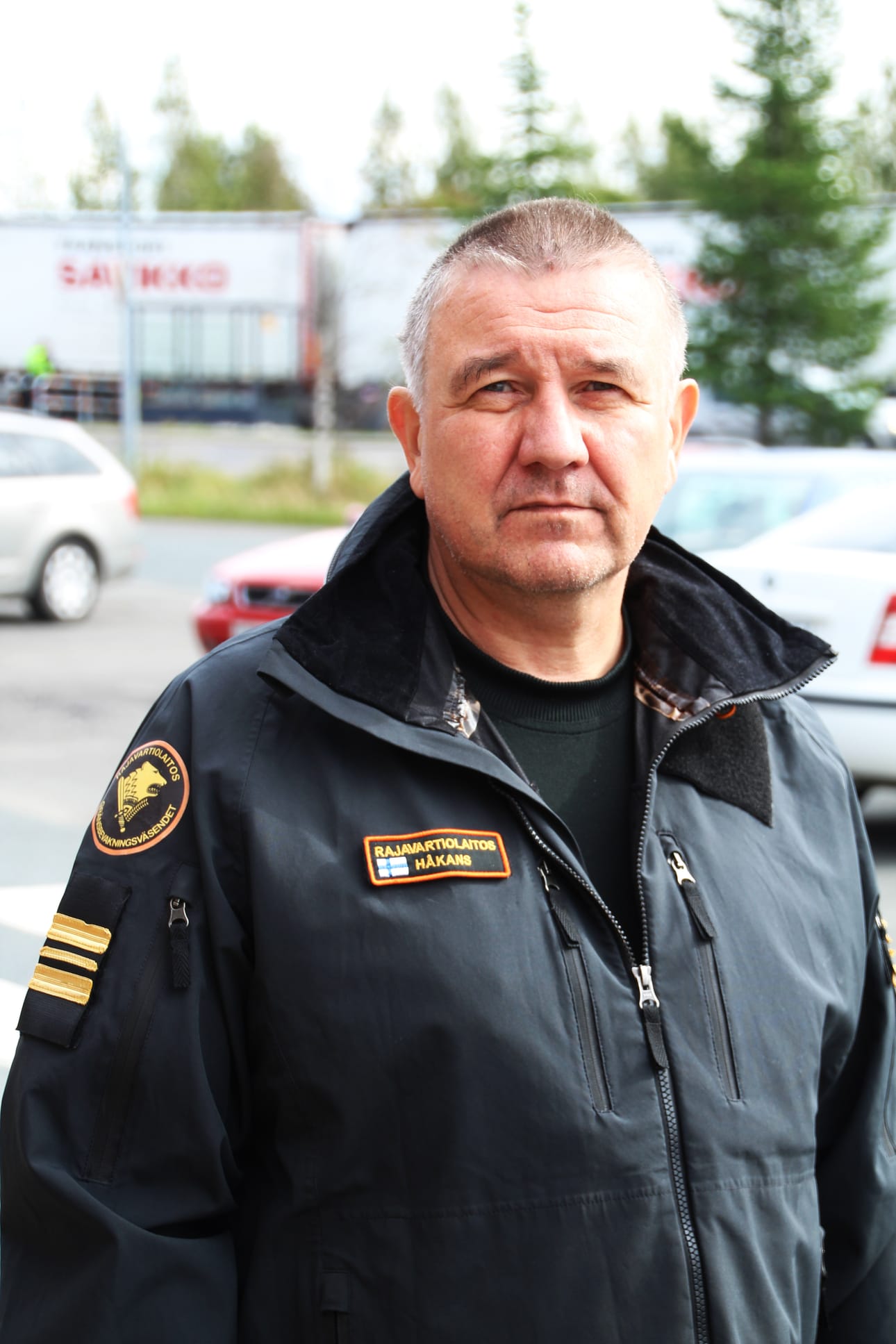 Tommy Håkans Länsi-Suomen merivartiostosta kertoo, että nyt toimitaan uusin päivitetyin ohjein, eikä paikallisia enää ohjata testeihin. Tilanne voi silti äkkiä muuttua, koska valtioneuvoston asetuksia tulee kahden viikon välein. Virka-avun mahdollistava laki ja sen pykälä ovat voimassa 15. lokakuuta saakka.