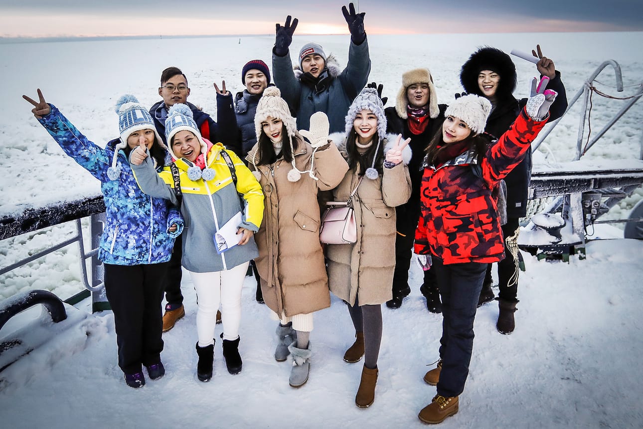 Kiinalaisten matkailu Lappiin ja erityisesti Rovaniemelle on kovassa kasvussa. Tässä kiinalaisia turisteja jäänmurtaja Sammon kannella vuonna 2018.