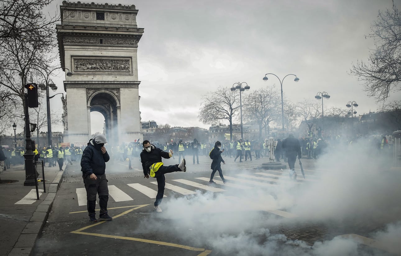 Poliisi yritti hajottaa kyynelkaasulla keltaliivien mielenosoituksen Pariisin Place de l'Etoilella, lähellä Riemukaarta.
