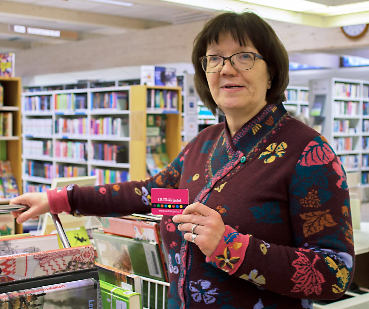 Ritva Niemeläinen odottaa tuhansia uusimaan kirjastokorttia.