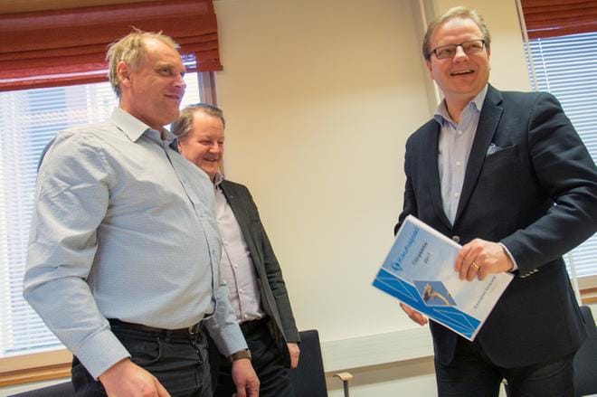 Heikki Santala, Markku Vanhanen ja Lasse Hautala myhäilivät tyytyväisenä Kauhajoen viime vuoden tilinpäätökselle. Säästötalkoot kyllä jatkuvat. KUVA: JORMA HAVULA