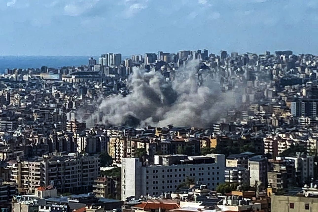 Beirutin eteläosasta nousi sakeaa savua Israelin perjantaina tekemän iskun jälkeen. LEHTIKUVA/AFP
