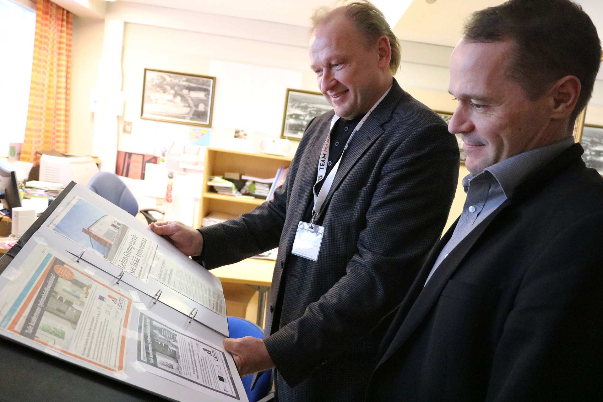 Elinkeino- ja kehitysjohtaja Jarmo Soinsaari on tallentanut Lehto Groupista kertovia lehtileikkeitä vuosien varrelta. Päätös ensimmäisen tuotantotilan rakentamisesta Oulaisiin ajoittuu kahden vuoden taakse. Vieressä toimitusjohtaja Pekka Korkala, joka arvostaa yhtiössä Hannu Lehdon ja Asko Myllymäen laajakatseisuutta yhtiön kehittämisessä.