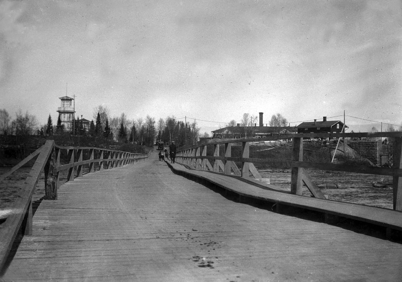 Pokkisen silta johtaa Oulun Pokkitörmältä Linnansaareen. Kuva on keväältä 1924, oikealla näkyy Linnansaaren sauna ja vasemmalla Tähtitorni.