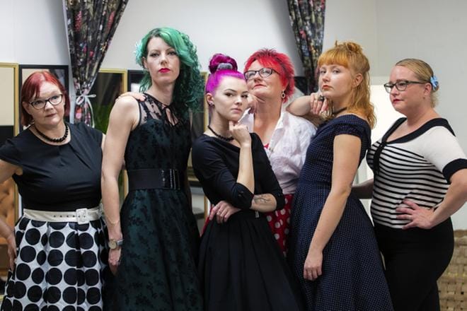 Tanssiharrastus yhdistää eri-käiset, eritaustaiset naiset. (vas) Minna Lehtola, Hanna Gätsgivar, Sandra Molander, Kirsi Frusti, Ella Niemistö ja Heidi Humalamäki eli tanssiryhmä Peurat ajovaloissa. – Täällä voi olla jotain muuta kuin arjessaan on, ryhmä sanoo.