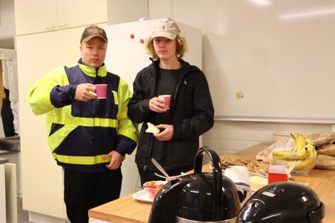 Oskari Saaren ja Aki Heikkisen mielestä aamupala koululla tuli tarpeeseen. KUVA: EEVA-LIISA KULJU