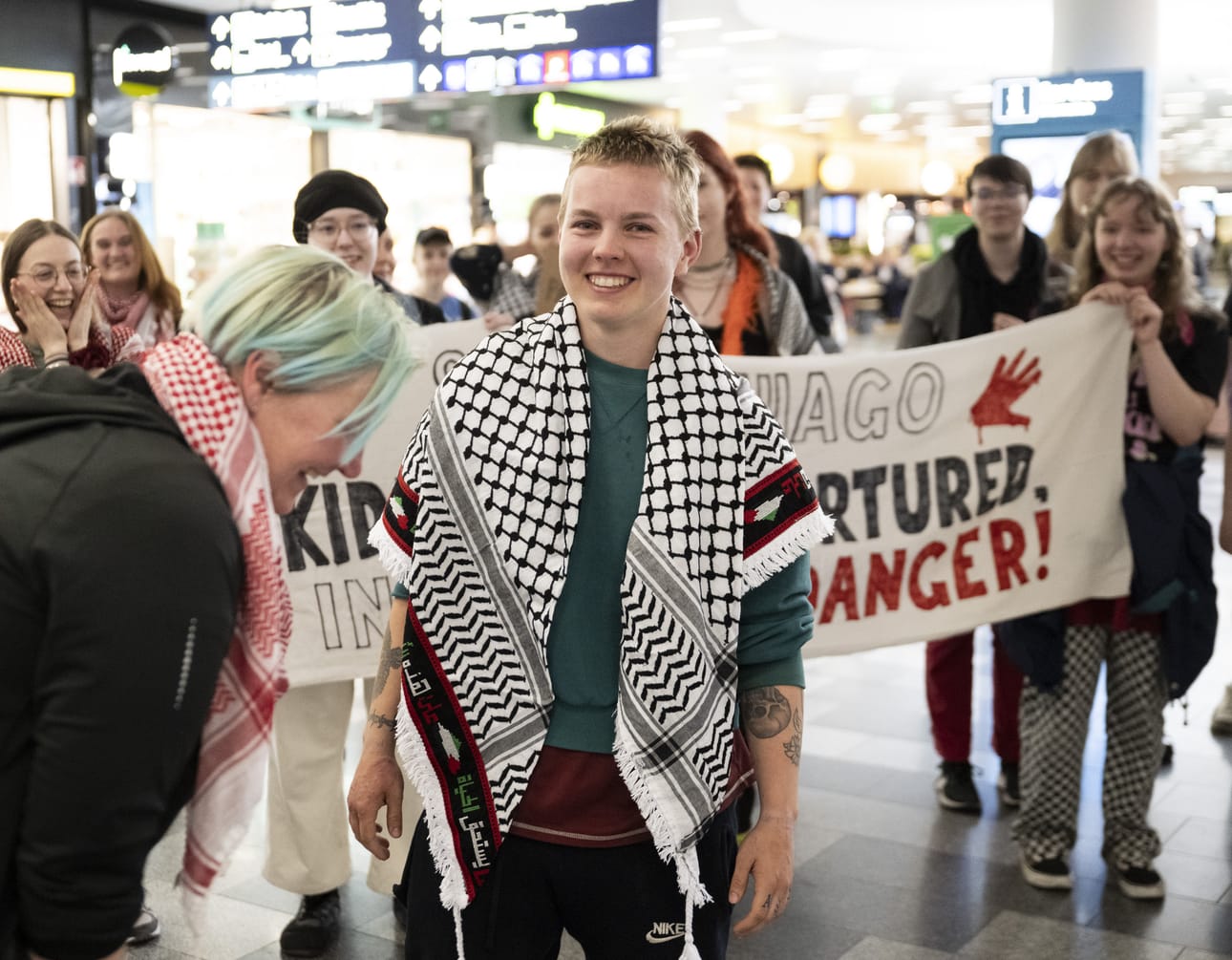 Suomalaisaktivisti Alex Oksanen kuvattiin lauantaina Helsinki-Vantaan lentokentällä. Oksanen oli mukana Global Sumud Flotillan Gazaan pyrkineessä avustuslaivueessa, joka joutui Isreaelin asevoimien kiinniottamaksi keskiviikon ja torstain välisenä yönä. Global Sumud Flotillan mukaan Israel otti pysäyttämisen yhteydessä kiinni yli 200 aktivistia.
