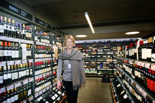 Alkon toimitusjohtaja Leena Laitinen kertoo, että roseeviinien ja alkoholittomien tuotteiden myynti on kasvussa. KUVA: Kimmo Penttinen