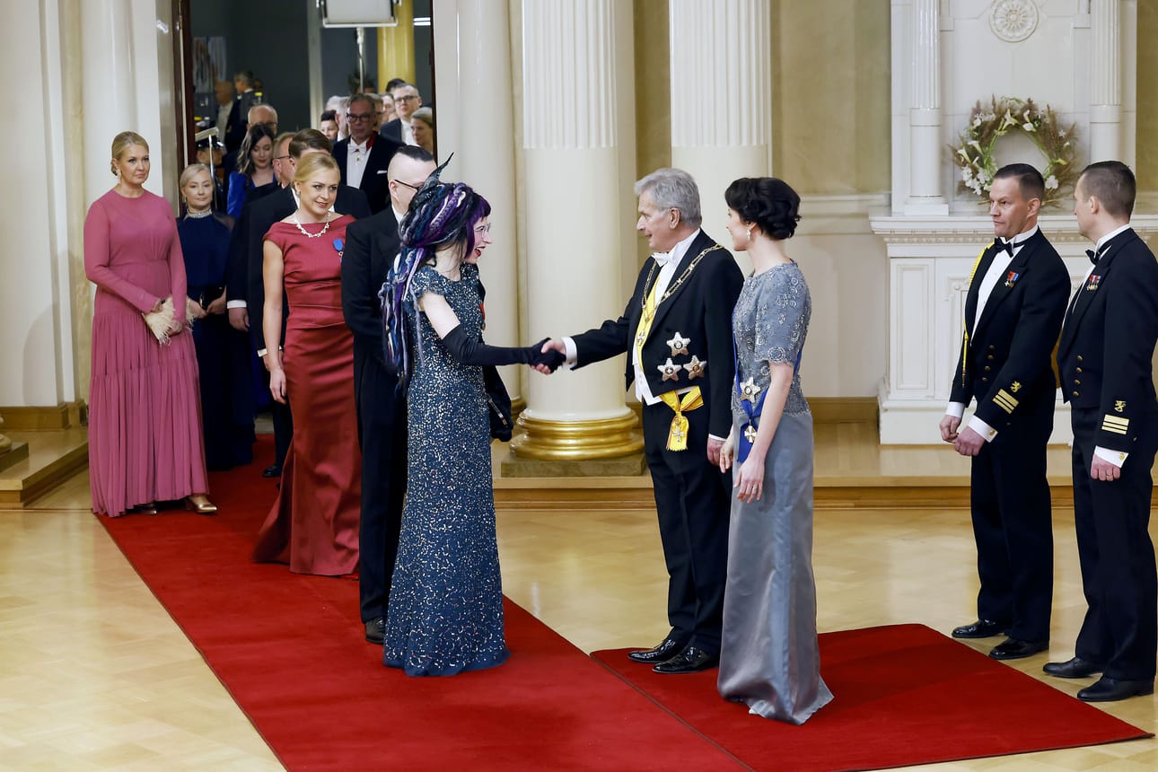 Kirjailija Sofi Oksanen kättelee presidentti Sauli Niinistöä.