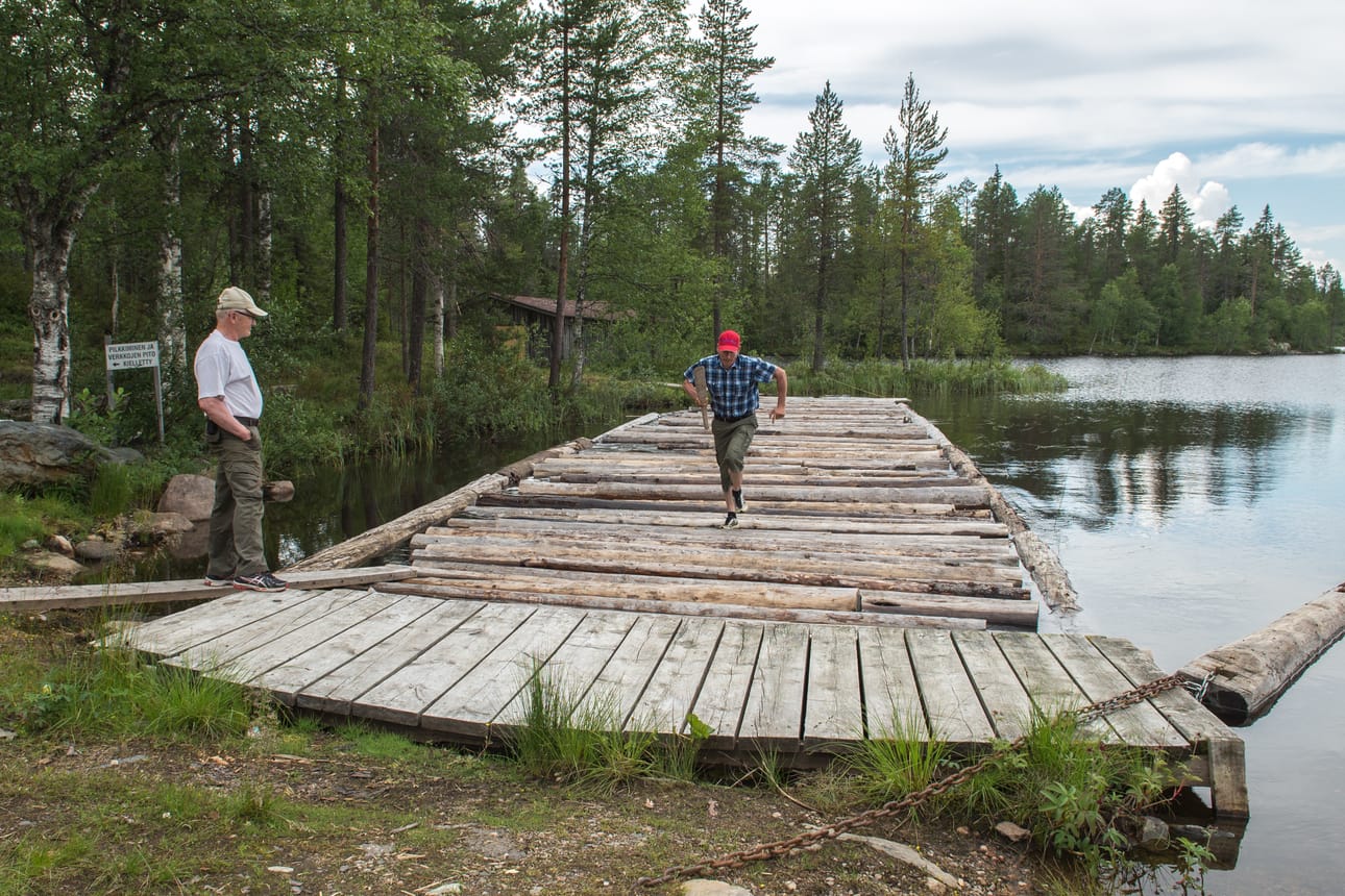 Viikonlopun kisojen ylituomari Esko Mustonen kannustaa tukkien päällä juoksevaa kilpailunjohtajaa Jarmo Mustosta.