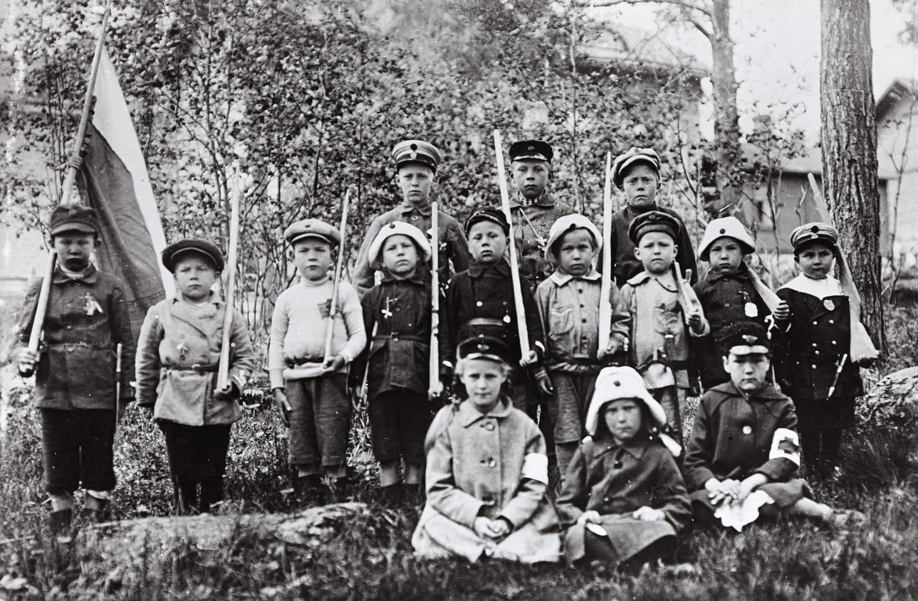 Sisällissodan jälkeisessä Suomessa lapsetkin jaoteltiin voittajiin ja häviäjiin. Anneli Kannon uusi romaani ammentaa tästä historiallisesta taustasta. Kuvassa lapset leikkivät sotaa Savonlinnassa.