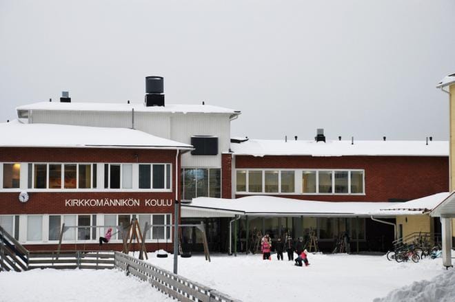 Kirkkomännikössä kuten muillakin Alavuden koululla luokkien välitunteja ja ruokailuja on porrastettu, jotta oppilaiden kontaktien määrä pysyisi mahdollisimman pienenä. KUVA: EEVA-LIISA KULJU