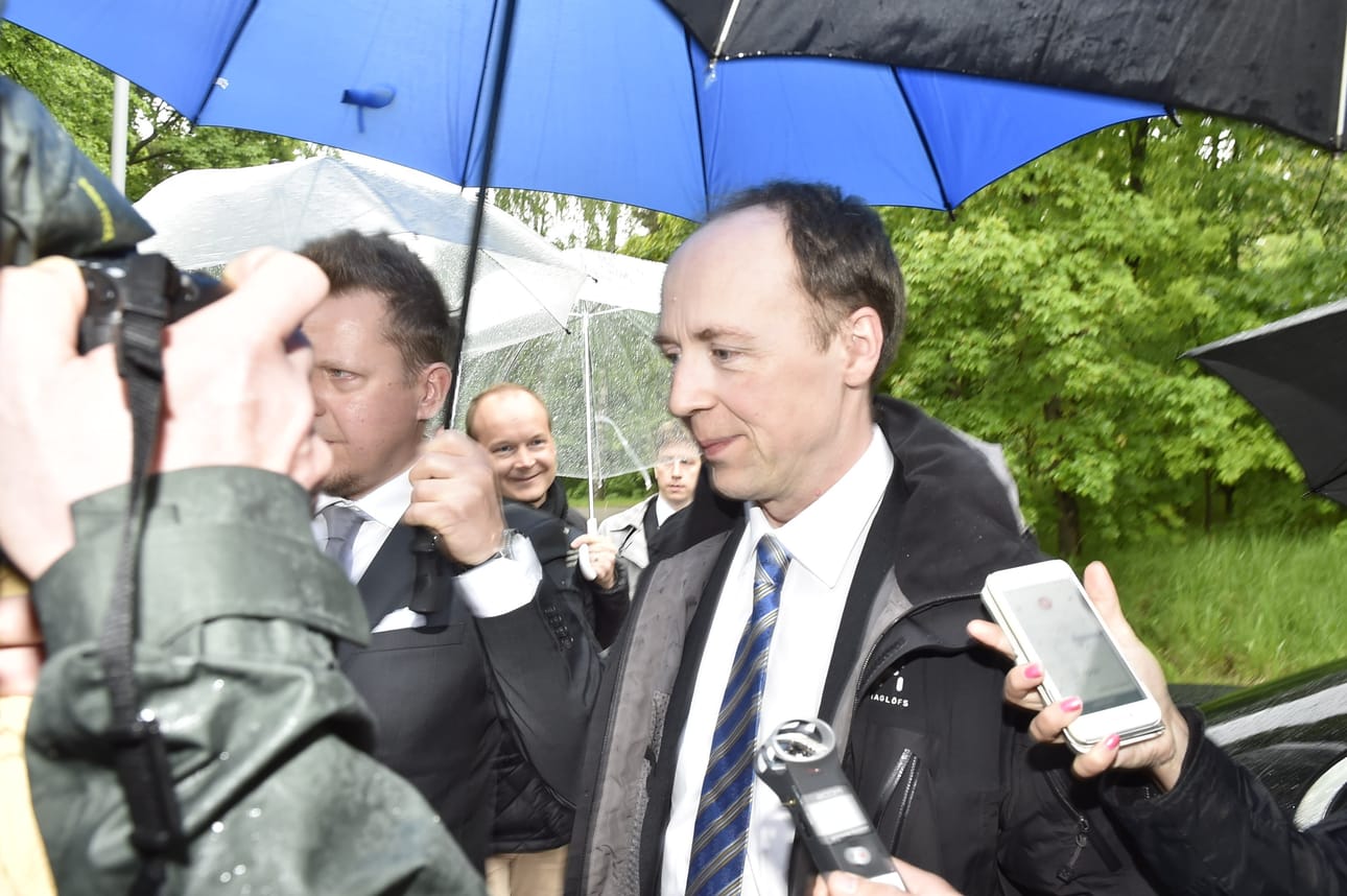 Saapuessaan Kesärantaan Jussi Halla-aho kertoi olevansa hyvillä mielin. Ennakkoajatuksia hallitusyhteistyön jatkosta ei hänellä ollut.