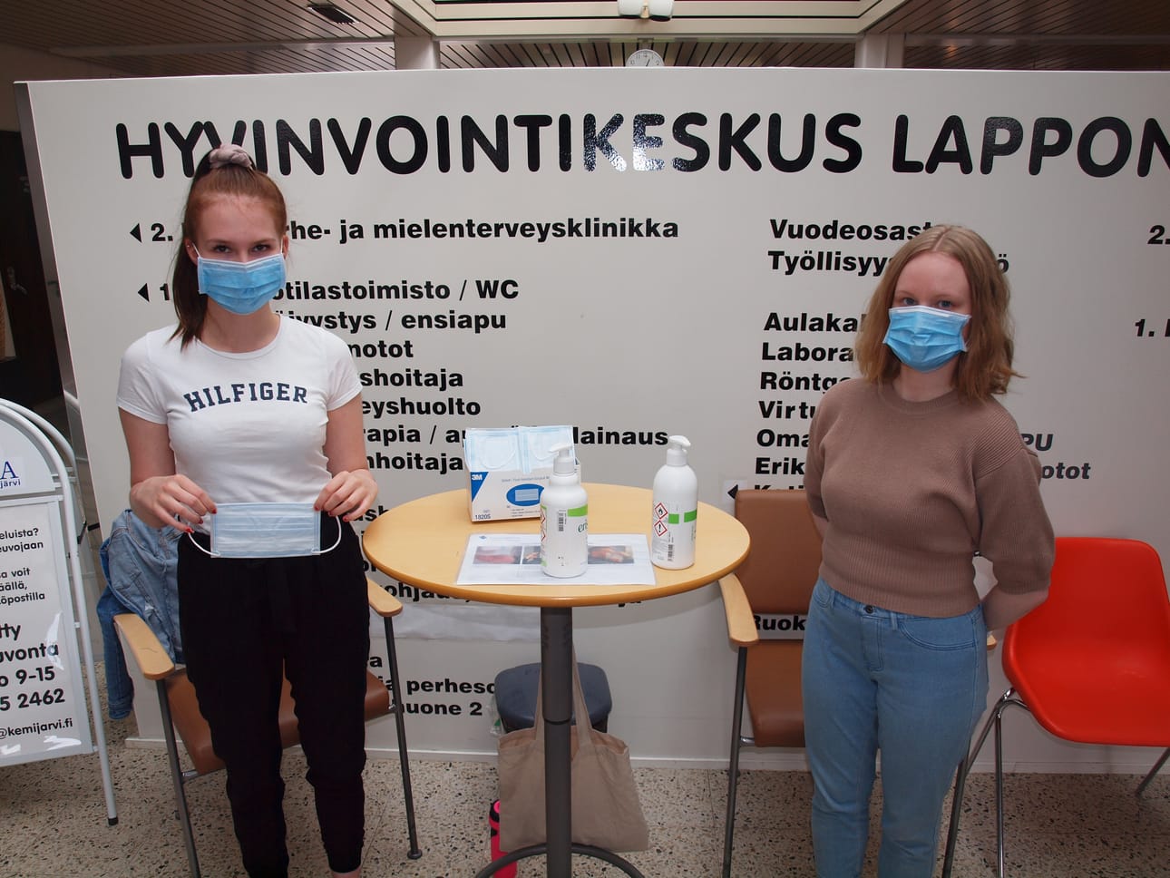 Hyvinvointikeskus Lapponiassa Kemijärvellä koronatoimia jatketaan edelleen, joten aulassa kävijää ovat opastamassa hoitoapulaiset Vilma Myllykoski (vas.) ja Iina Aalto.