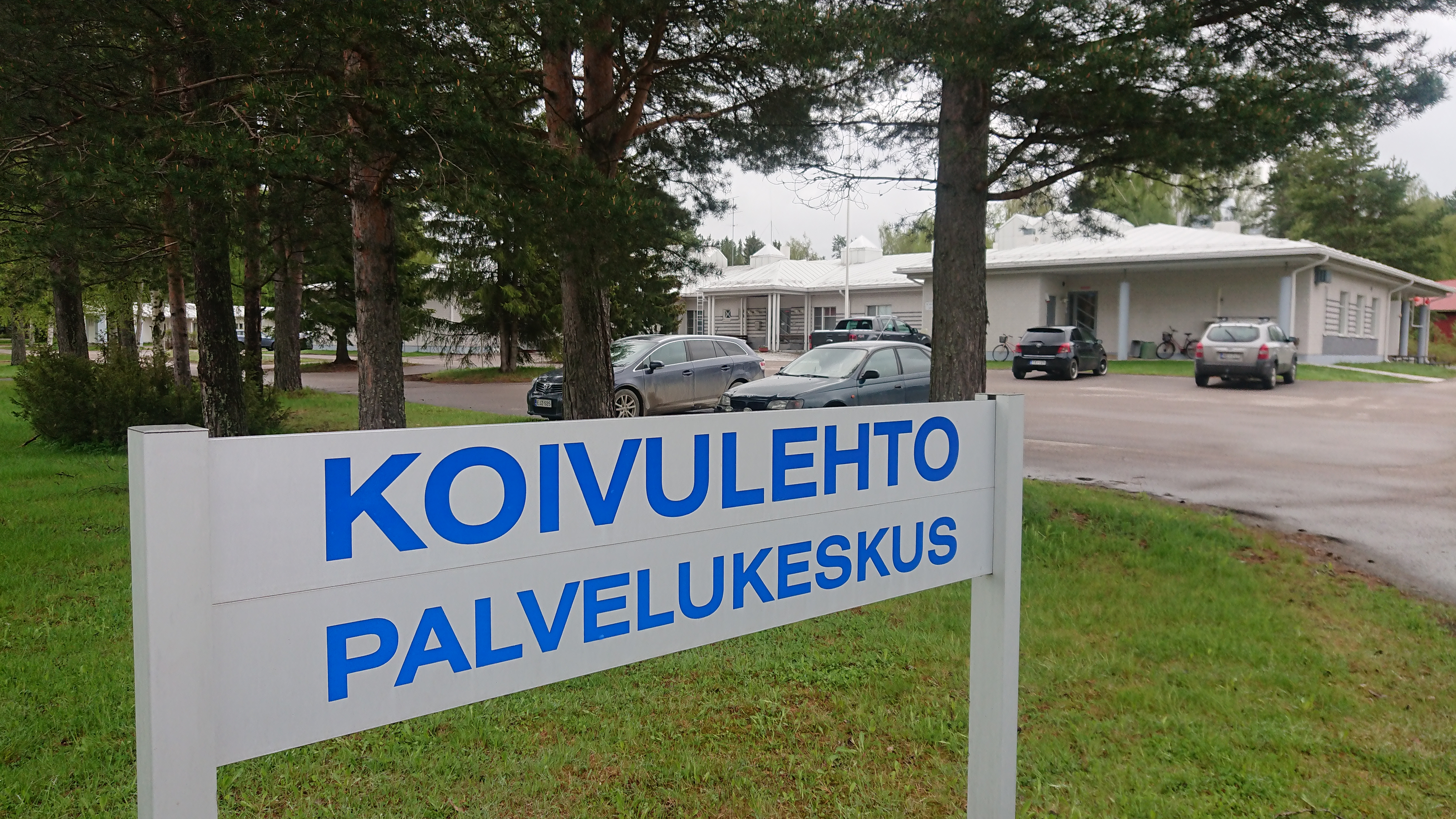 Vierailuja Palvelukeskus Koivulehdossa ei ole rajoitettu – koronaohjeet sitovat yhä sekä vierailijoita että hoitohenkilökuntaa erityisesti ikäihmisiä kohdattaessa
