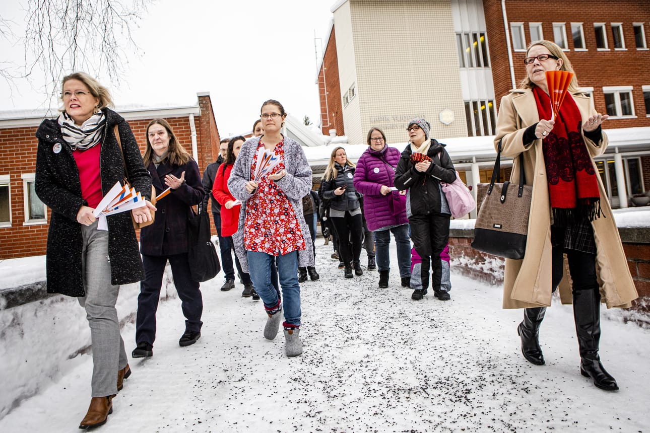 Lapin yliopiston henkilökunta marssi ulos maanantaina iltapäivällä.