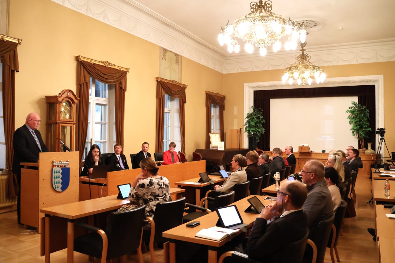 Valtuusto kokoontuu Raatihuoneella komeiden kristallikruunujen alla. Arkistokuva. Minna Zilliacus