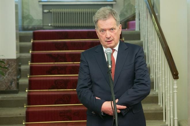 "Tässä on sotkeutunut kaksi asiaa. On tietysti aina mahdollista, että nuo presidentit tapaavat keskenään. Se ei ole mikään huippukokous – tai ainakaan neuvoston huippukokous. Sitten kokonaan toinen asia on, onko tällainen Arktisen neuvoston huippukokous, jossa samalla tarjoutuisi keskustelutilaisuus. Mahtuvatko nämä suurvallat samaan pöytään, heidän päämiehensä? Me emme tiedä sitä", tasavallan presidentti Sauli Niinistö sanoo. Kuva: Compic/Pekka Sipola