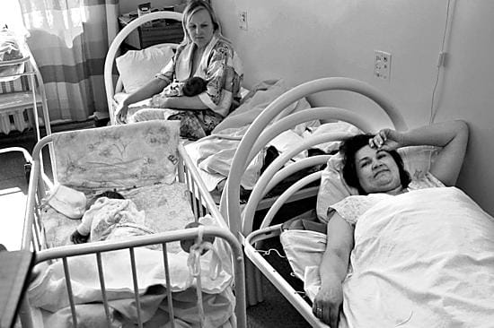 Kostamuksesta kotoisin oleva Svetlana Vatanen (vas.) sai pojan 39-vuotiaana ja synnytti poikkeuksellisesti Petroskoissa.