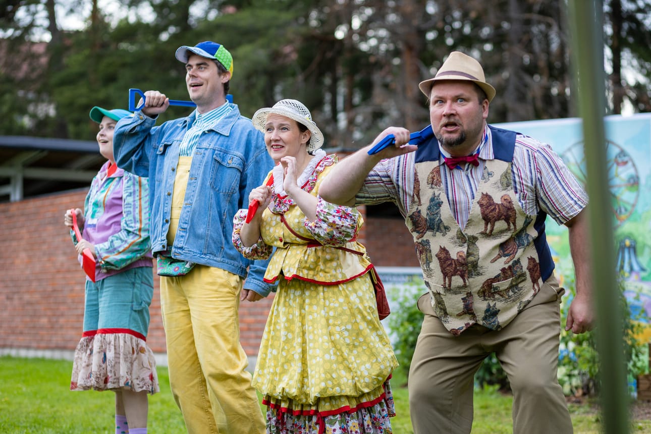 Kiljusen herrasväki haluaa pelastaa taloutensa ja lähtee aarrejahtiin. Vasemmalta Luru, Katariina Ristimäki, Mökö, Jukka-Pekka Ahinko, äiti Jenni Kohtala ja isä Tapio Järvinen.