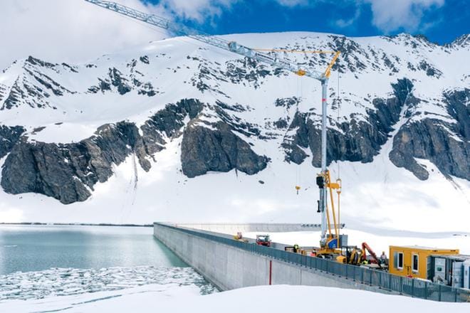 Sveitsiläinen energiayhtiö Axpo on asentanut Euroopan korkeimman padon muuriin aurinkopaneeleja. Patoja on aikanaan rakennettu tuottamaan vesivoimaa, joka vastaa suurelta osin Sveitsin energiatarpeisiin, muttei enää tulevaisuudessa riitä. KUVAT: AXPO