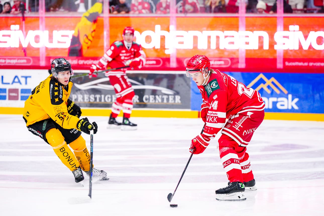 Eetu Levänen nousi kokoonpanon ulkopuolelta Sportin ykkösketjuun. Ykkösketju Levänen–Oula Palve–Brett Harrison loi paljon maalipaikkoja ja teki maaleja, mutta myös hukkasi tukun paikkoja.