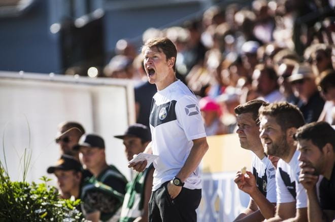 Jani Uotinen sai lentävän lähdön pääsarjauralleen päävalmentajana, kun KPV nujersi KuPSin Kokkolassa. Karsijan paikalla oleva KPV kasvatti kauden kolmannella voitollaan piste-eron Vaasan Palloseuraan neljään pisteeseen. KUVA: ANTTI VARONEN