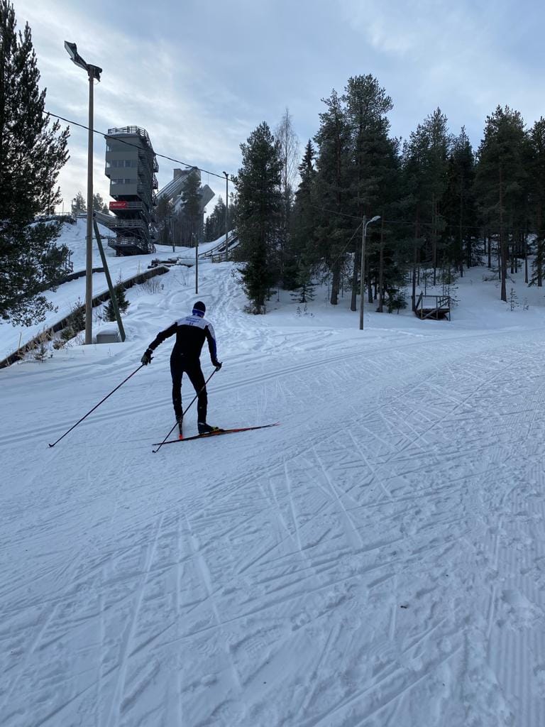 Nousu ratojen korkeimmille kohdille alkaa stadionilta ja kulkee hyppytornien ohi.