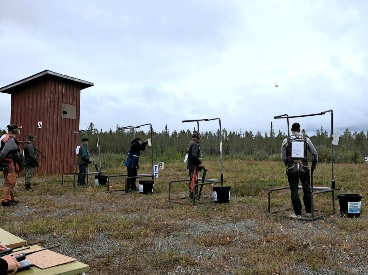 Haulikkoammuntakilpailuihin Vääräjoen ampumaradalla osallistui 13 harrastajaa.