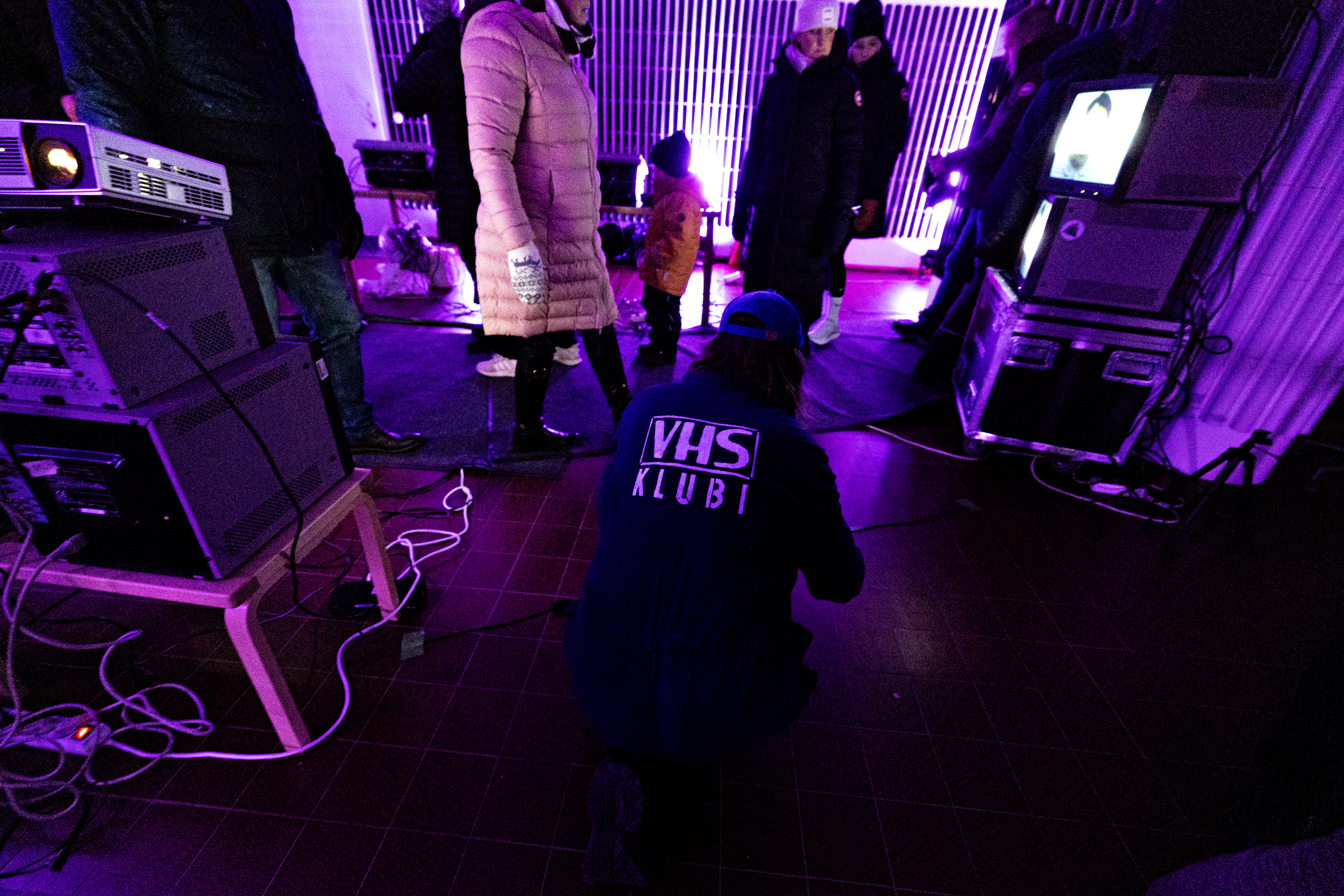 VHS-klubin videot pyörivät aidoissa kuvaputkitelevisioissa.