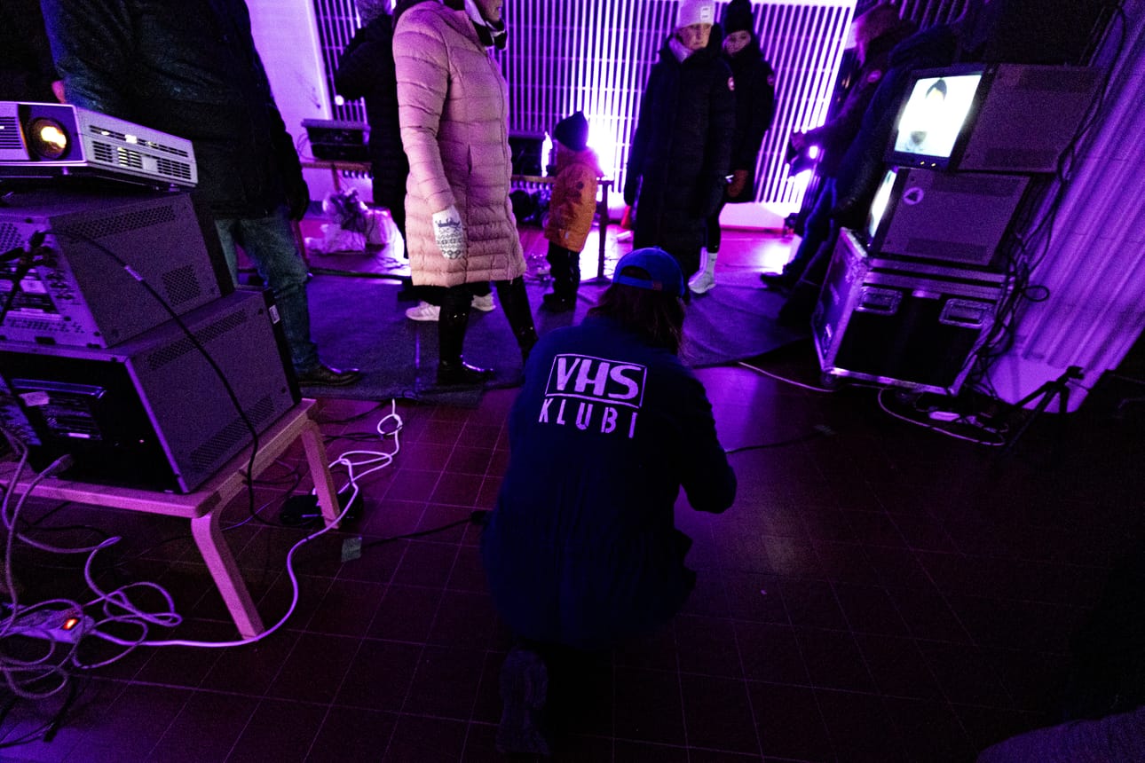 VHS-klubin videot pyörivät aidoissa kuvaputkitelevisioissa.