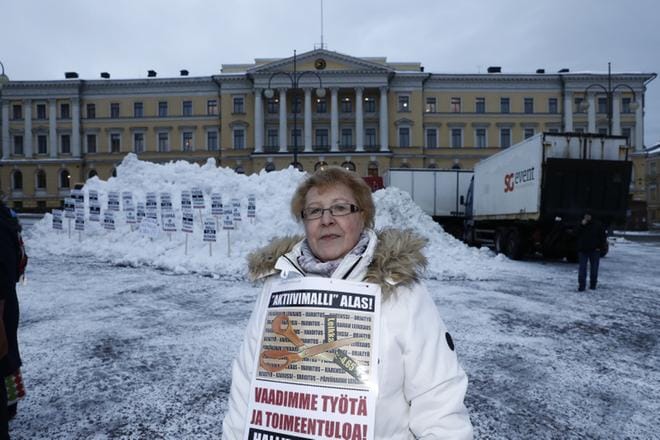 Liisa Kärki saapui Senaatintorille Lahdesta. Hän kertoo vastustavansa hallituksen politiikkaa. KUVA: Joel Maisalmi