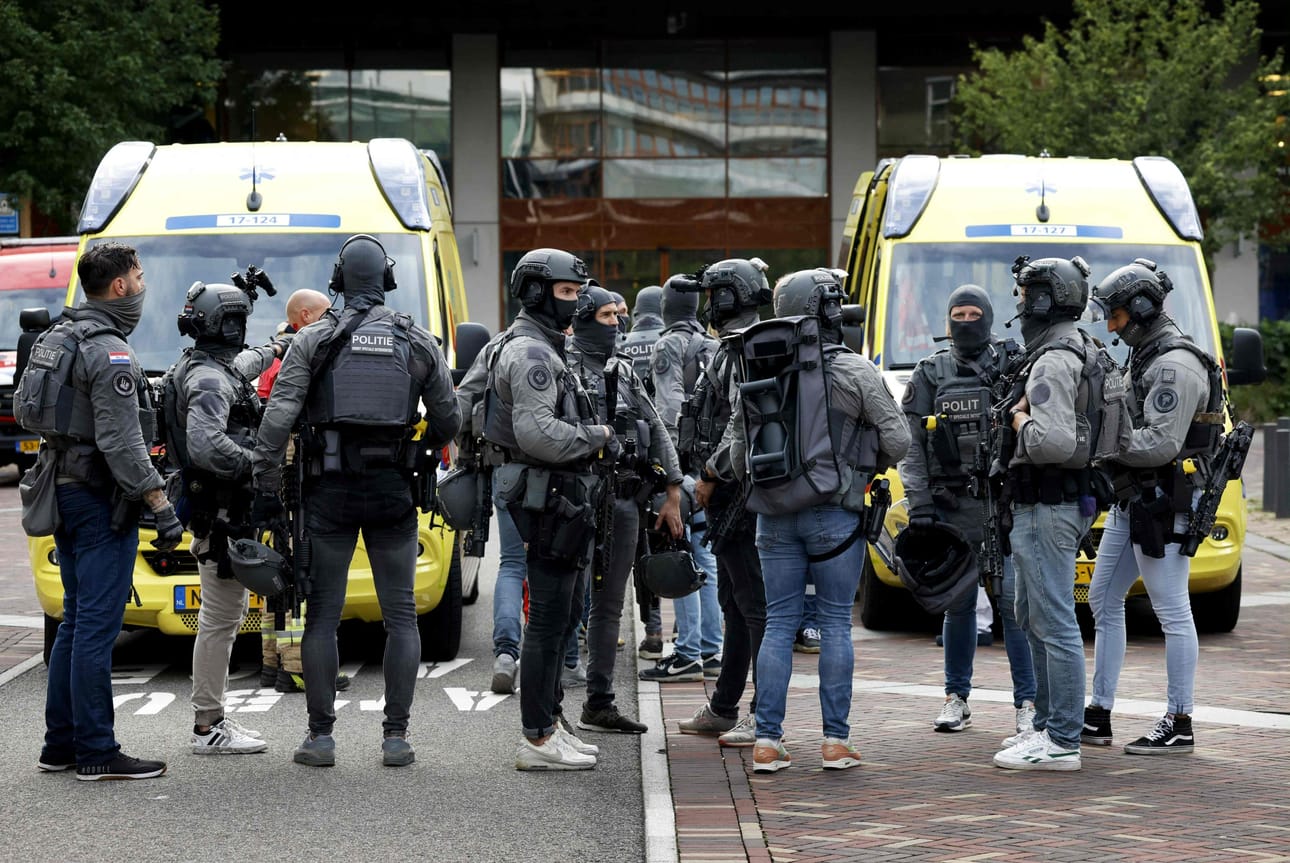 Hollannin poliisin erikoisryhmä Rotterdamin Erasmus-yliopistosairaalan edustalla, johon asemies hyökkäsi. LEHTIKUVA / AFP